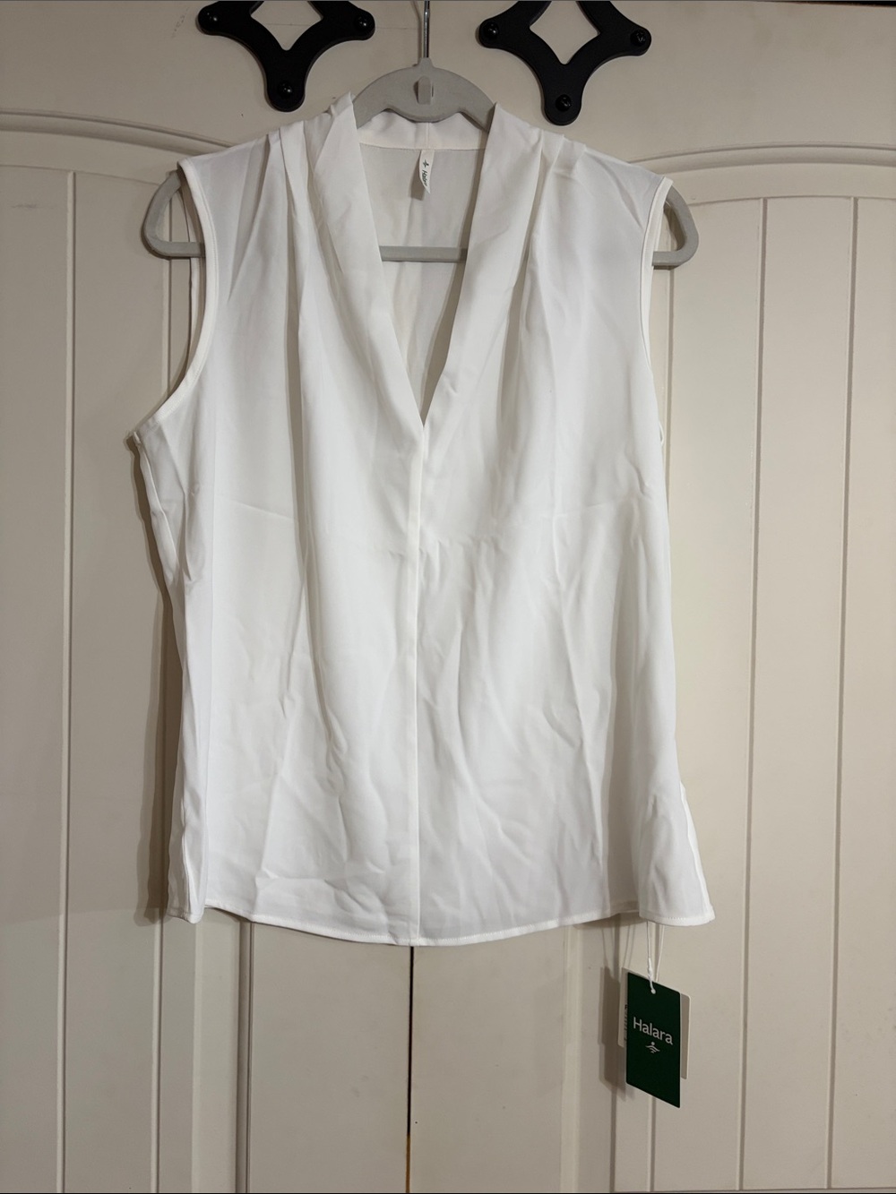 HALARA White Sleeveless V-Neck Blouse NEW